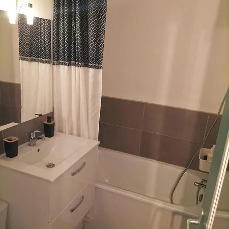 Joli Studio A Gruissan, Piscine, 200m De La Plage * Gruissan